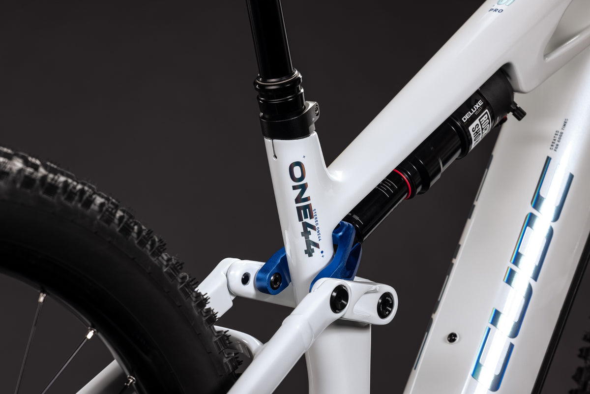 Cube Stereo Hybrid ONE44 HPC Pro 800  blanc métallique´n´bleu (2027)